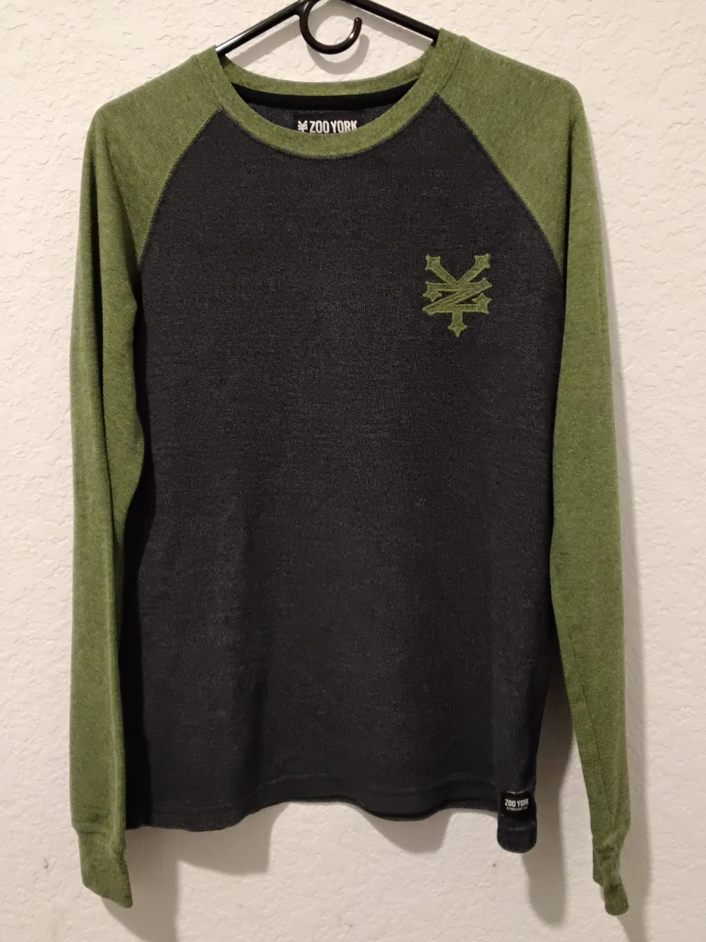 Zoo York Men's Medium Raglan Shirt in Olive Green and Gray Y2K Skater Grunge
